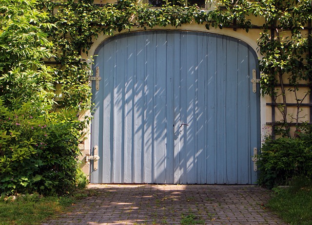 Isoler parfaitement une porte garage en bois