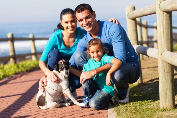 chien famille heureux chien famille heureux