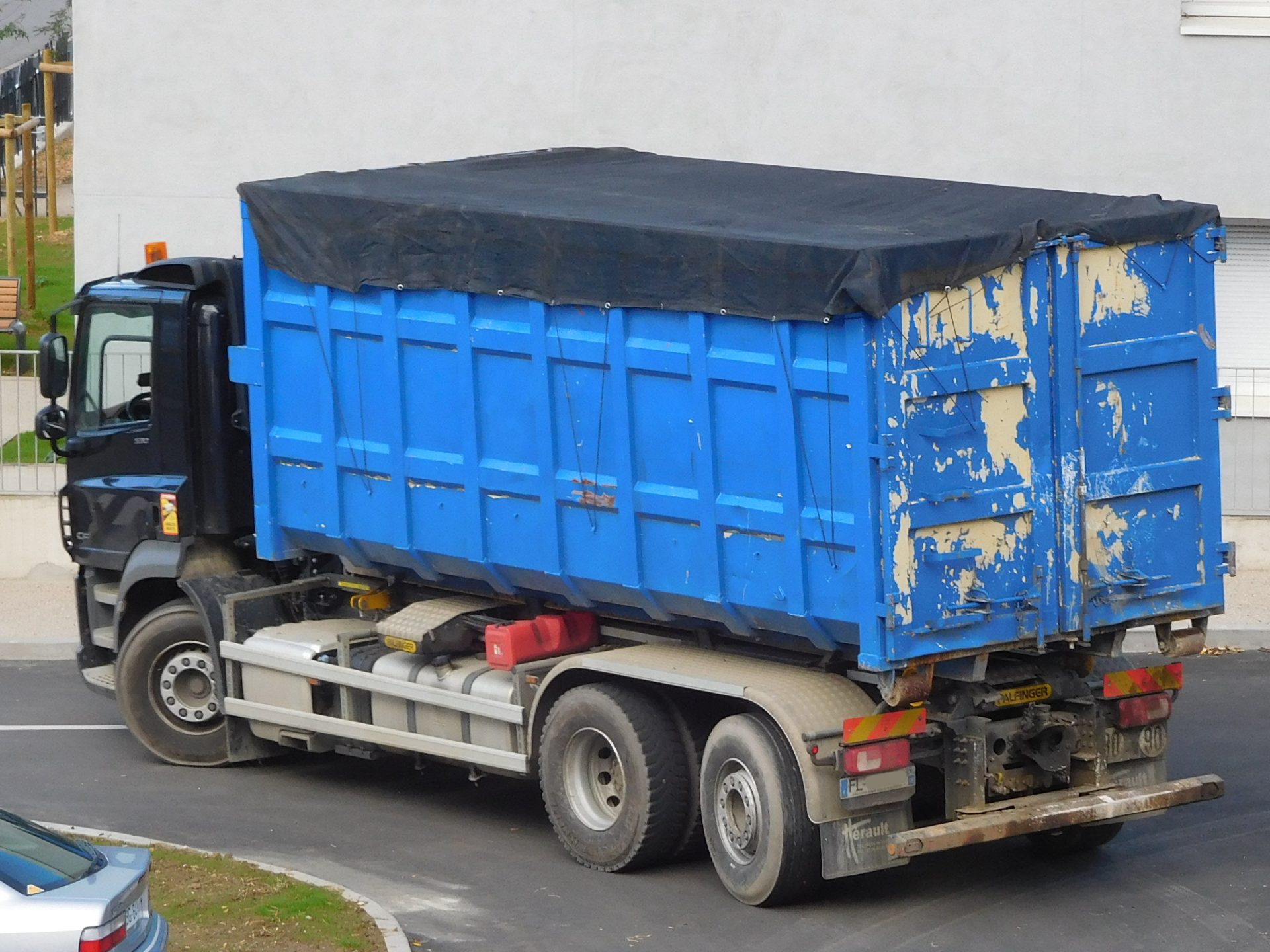 manipulation d'une benne conteneur (8) camion benne avec protection