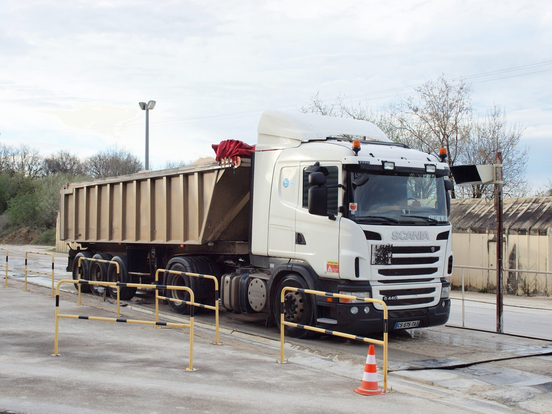 camion benne sur la route