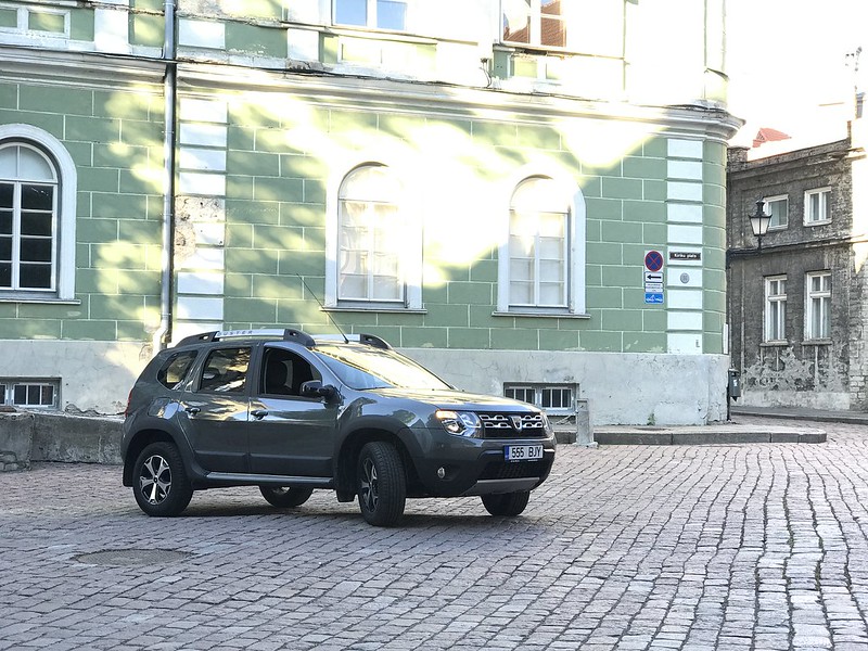 dacia duster parking